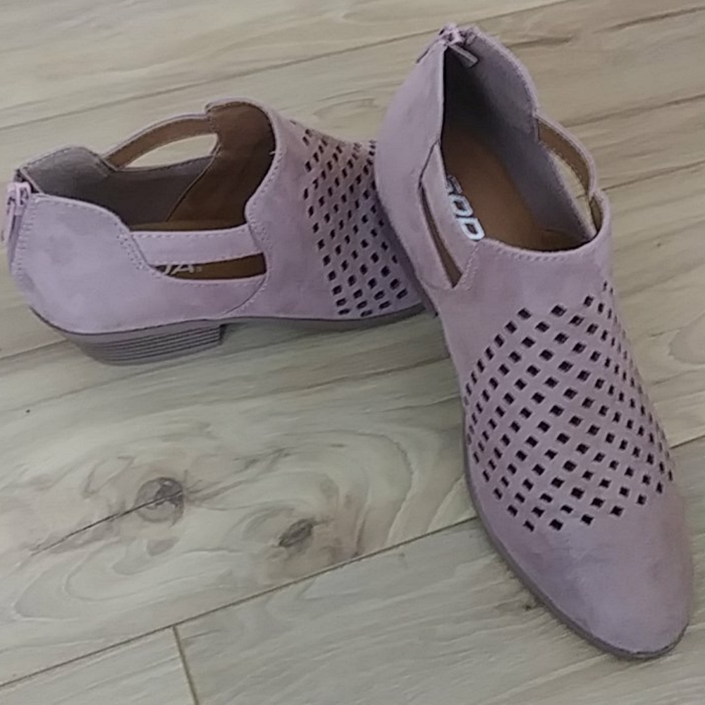 Dusty pink suede booties